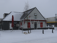 901306 Gezicht op het besneeuwde Café de Don (Meerndijk 18) te De Meern (gemeente Utrecht).N.B. Het café is vanwege de ...